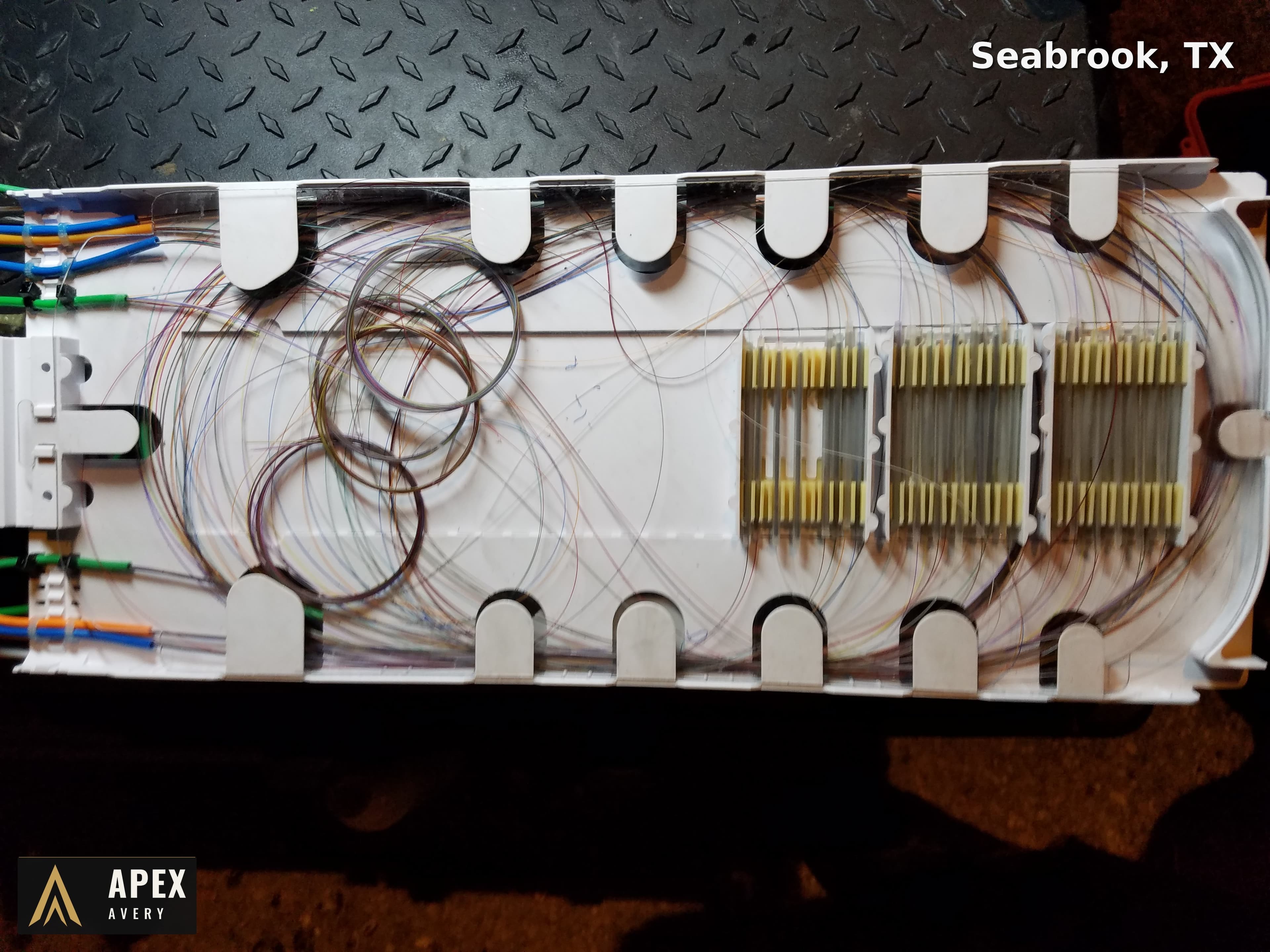 Fiber splice tray with organized strands